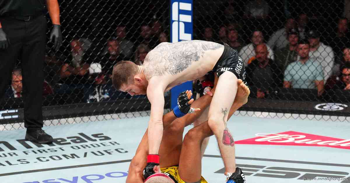 Cory Sandhagen describes how he popped Deiveson Figueiredo’s knee in UFC Des Moines win