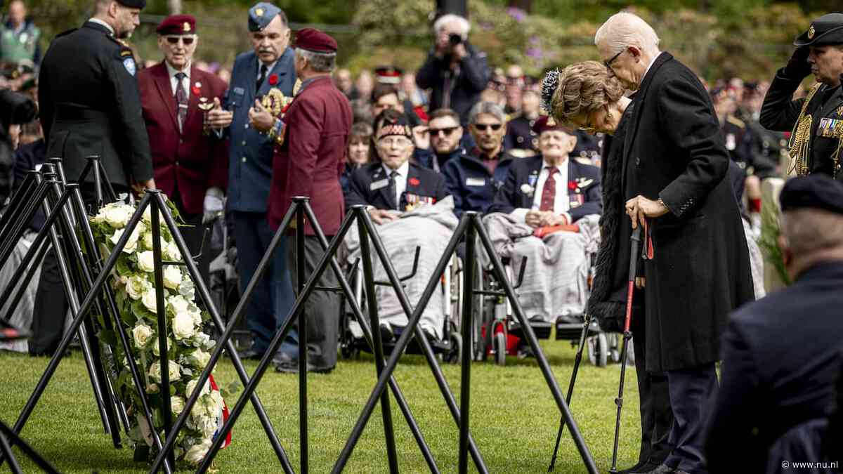 Live dodenherdenking | Margriet en Van Vollenhoven leggen krans in Twente