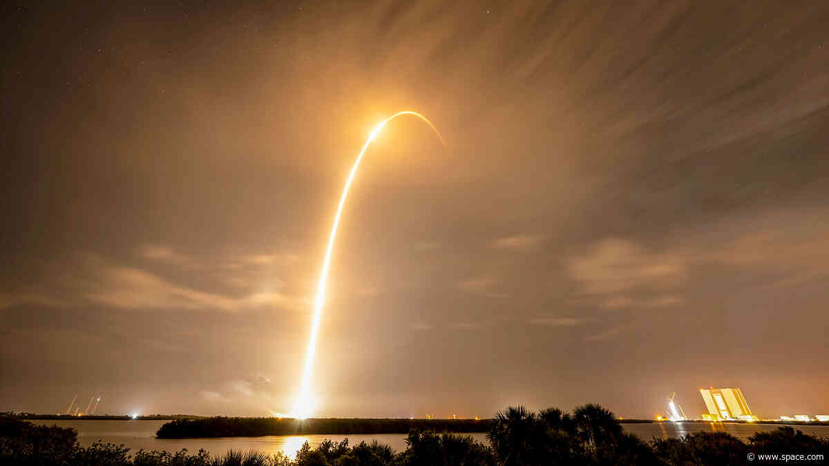 'Falcon' flies on Star Wars Day: SpaceX launches Starlink satellites from Florida (photos)