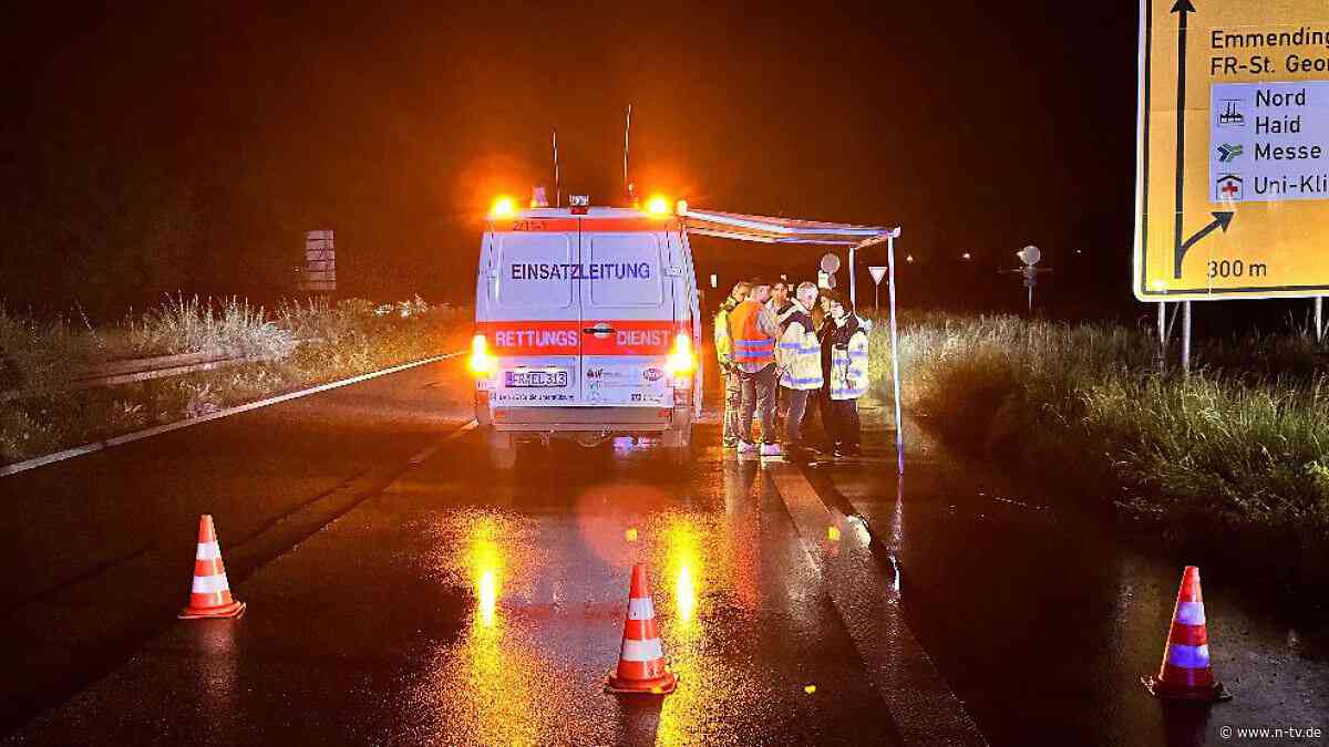 Unfall in der Nähe von Freiburg: Familie kracht mit Auto auf geparkten Lkw - drei Tote