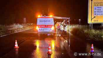 Unfall in der Nähe von Freiburg: Familie kracht mit Auto auf geparkten Lkw - drei Tote