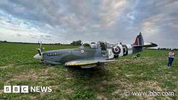 WW2 Spitfire emergency landing after losing power