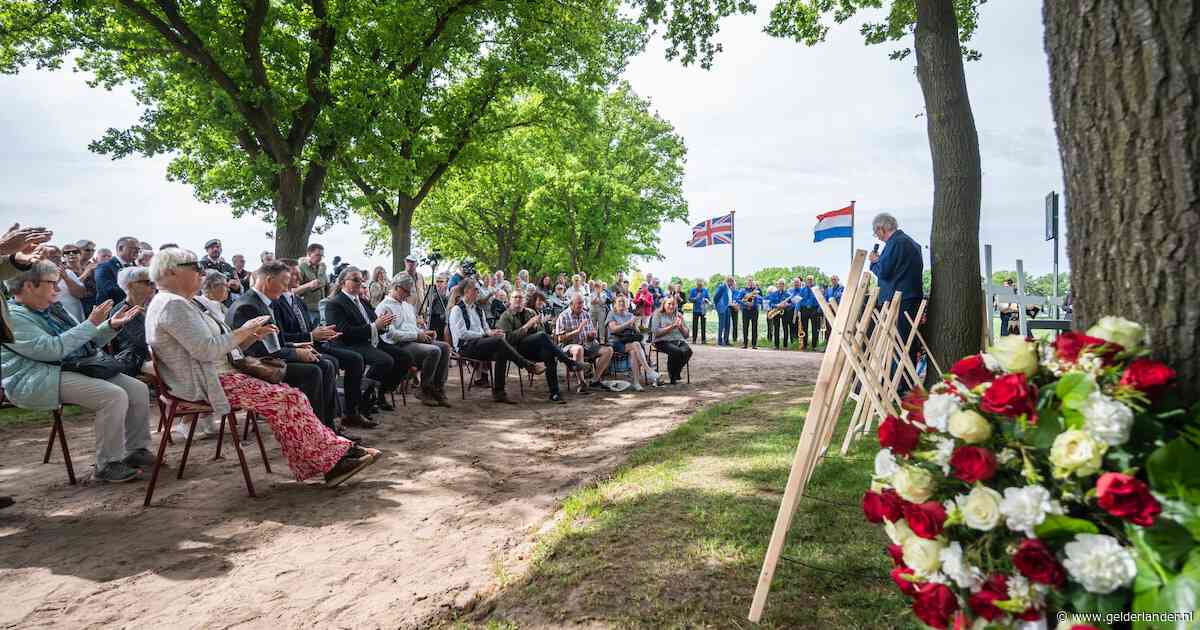 Plek WOII-vliegtuigcrash krijgt gedenkteken, Engelse families geroerd: ‘Zulke jonge jongens’