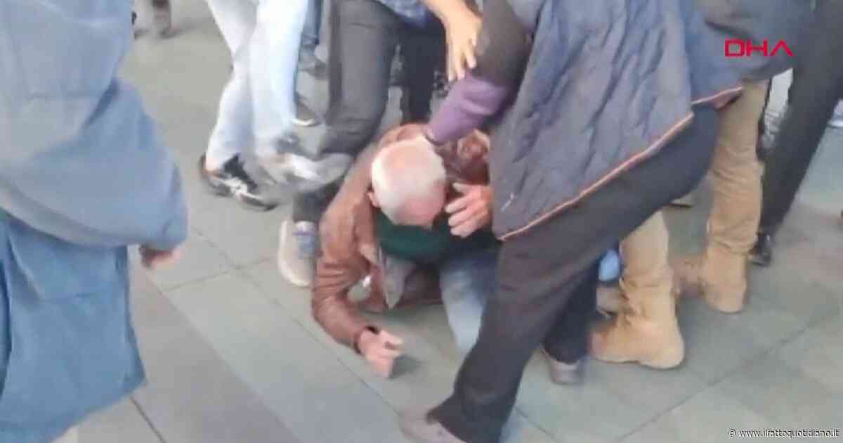 Turchia, il leader dell’opposizione Ozel aggredito dopo una cerimonia. Fermato l’uomo che lo ha colpito
