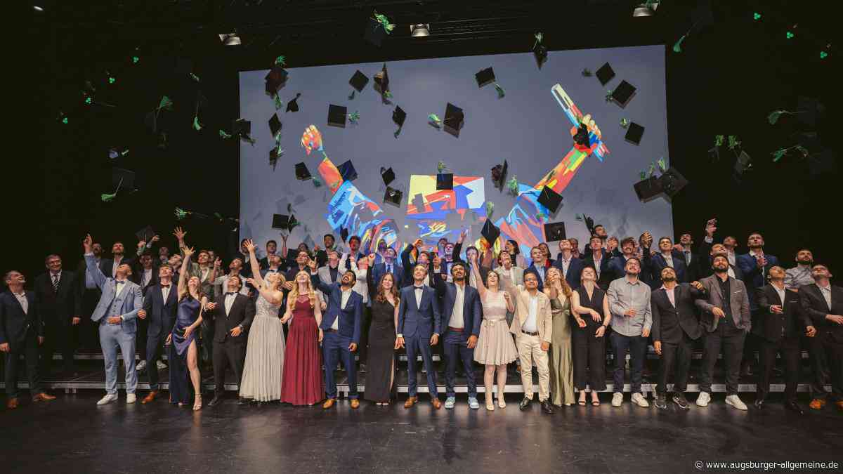 TH Ingolstadt: Bei den Absolventen flogen die Hüte