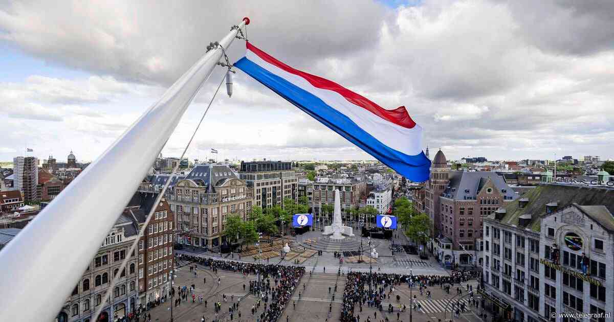 Mensen verzamelen zich op Dam voor herdenking