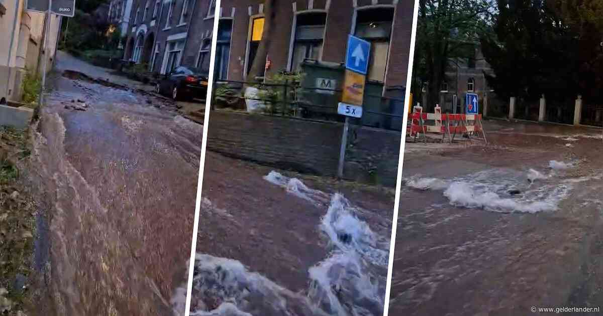 KIJK | Water gutst van stuwwal en verandert straat in rivier