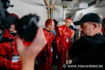 Rode dubbelgangers en grote schoudervleugels: eerste blik op podiumoutfit Red Sebastian