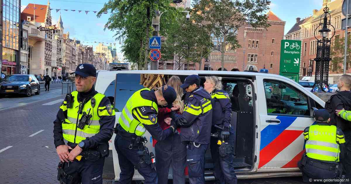 Twee personen aangehouden op de Dam tijdens dodenherdenking, vrouw roept ‘Free Palestine’