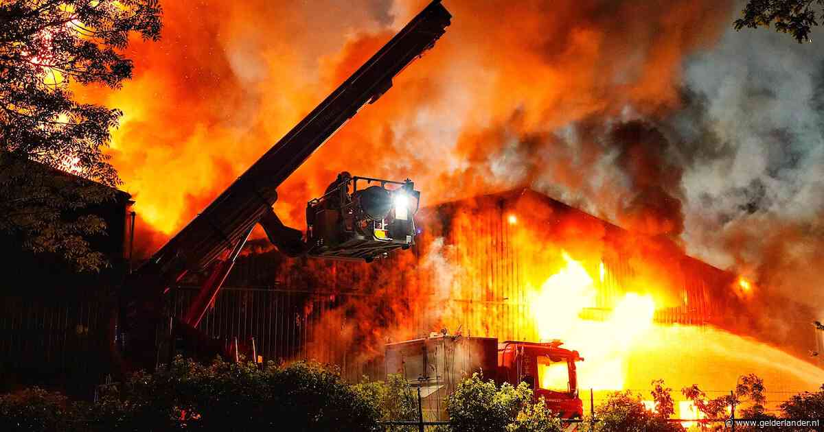 Metershoge vlammen en dikke rookwolken bij grote uitslaande brand in productiehal Ecco Leather in Dongen