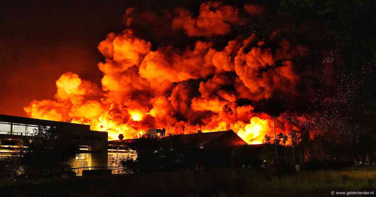 Enorme vuurzee bij Ecco Leather in Dongen: deel van dak productiehal ingestort, chemicaliën en olie opgeslagen in pand