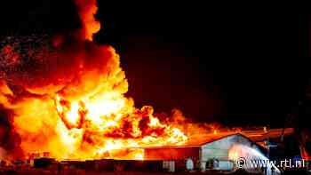 Vuurzee in Dongen: bedrijfspand volledig in brand