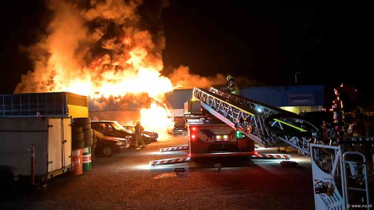 Veel rook door grote brand bij autobedrijf in Alphen aan den Rijn