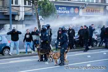 Brusselse politiek reageert verontwaardigd op geweld door hooligans: “We laten dit niet passeren”