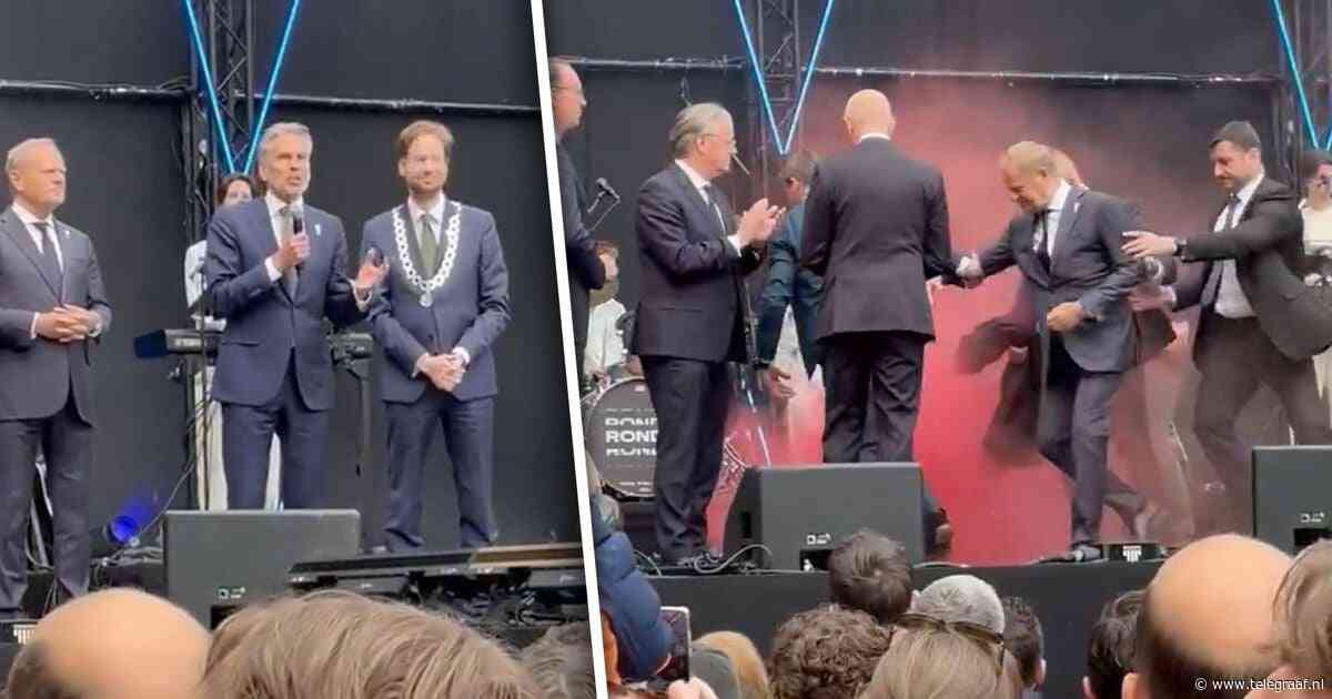 Beelden: rookbom op podium tijdens speech premier Schoof