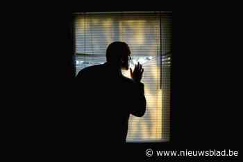 Zestiger fotografeert stiekem buurvrouw die topless ligt te zonnen