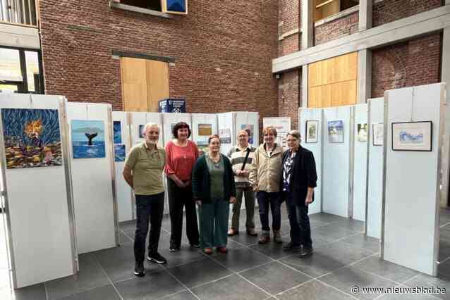 Volwassen kunststudenten stellen werken tentoon