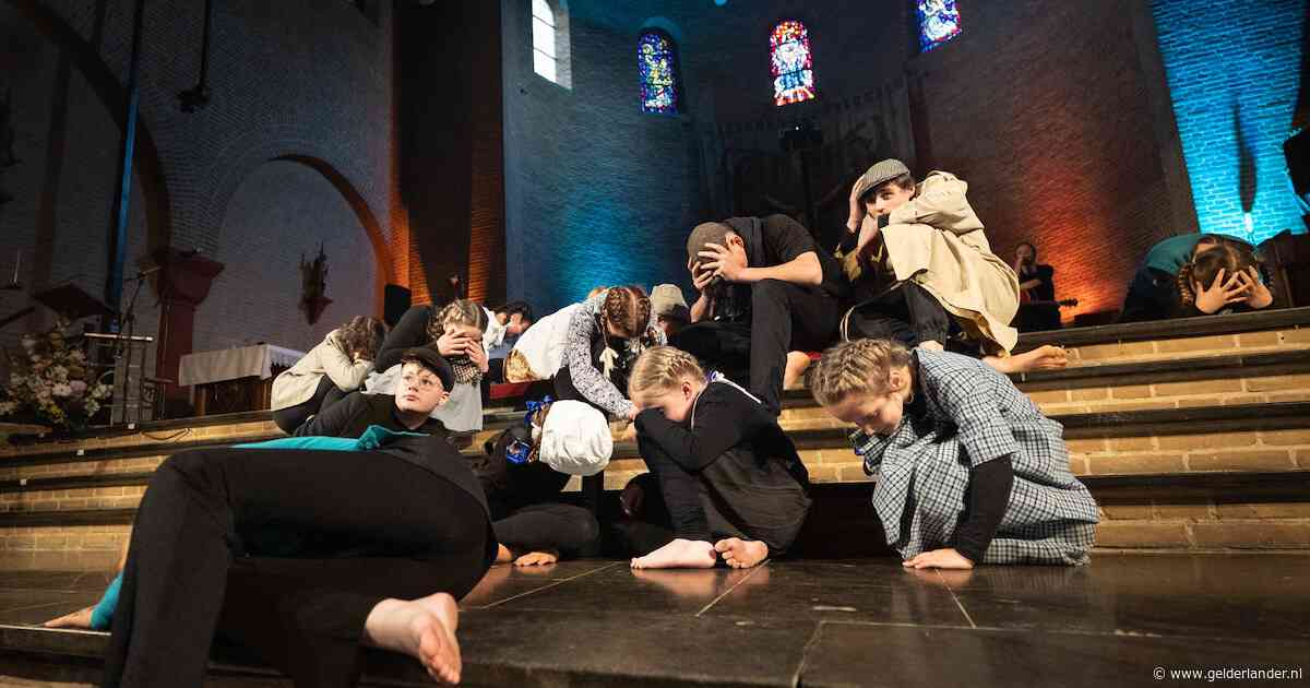 Oorlogstheater door kinderen zorgt voor volle Huissense Stadskerk tijdens Dodenherdenking