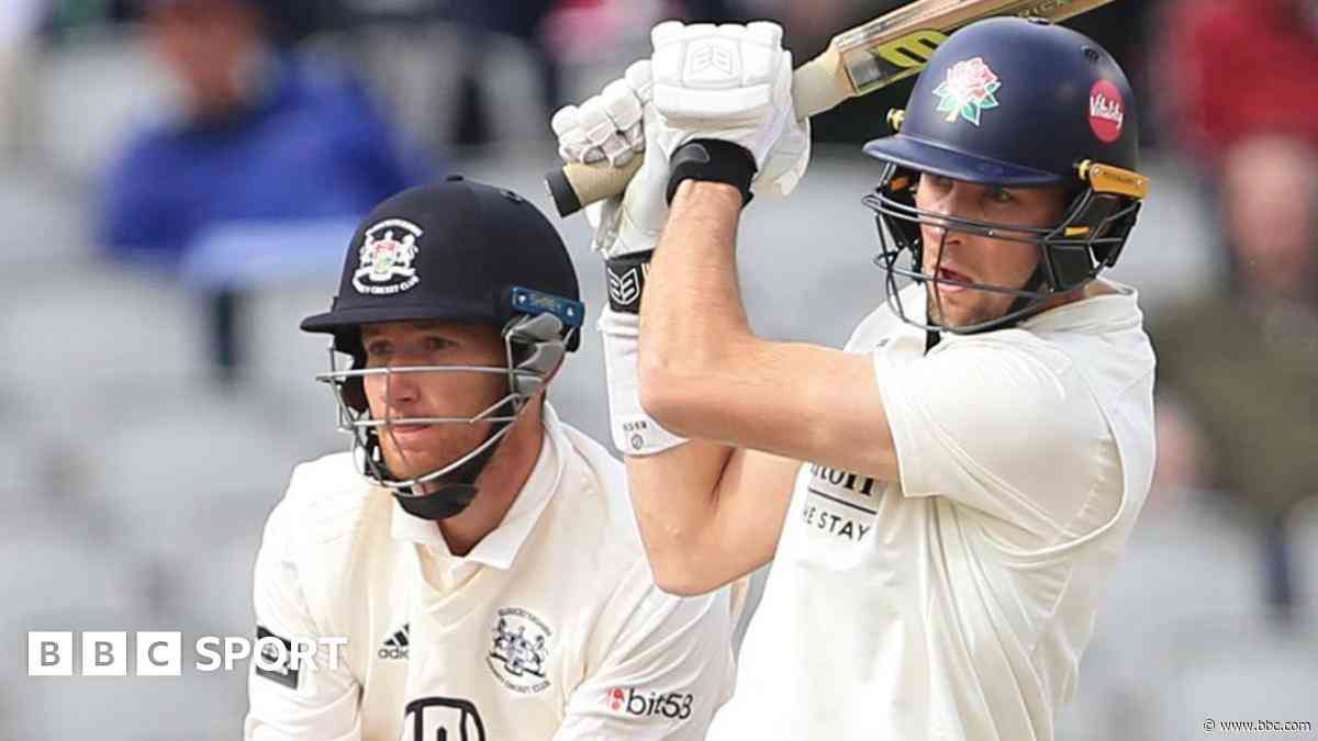 Lancashire hold on to draw with Gloucestershire