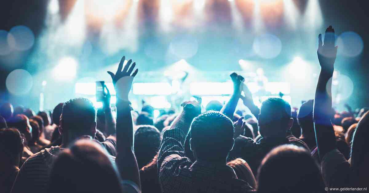 Stomdronken man randt tijdens optreden orkest in Valkhofpark jonge vrouw aan
