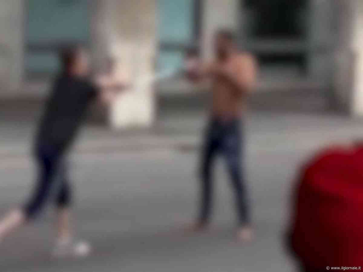 Bologna, straniero armato di forbici aggredisce i passanti: attimi di panico