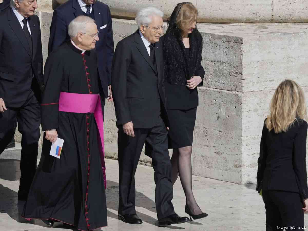 La visita di Mattarella alla tomba di papa Francesco