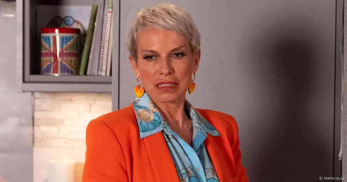 Debbie rushed to hospital in Coronation Street with nasty injury