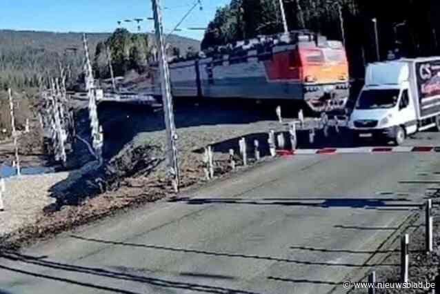 Vrachtwagenchauffeur heeft haast en rijdt over gesloten spoorweg: aanstormende trein mist voertuig op haar na