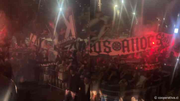Colo Colo recibió un "arengazo" con bengalas y pirotecnia en Fortaleza