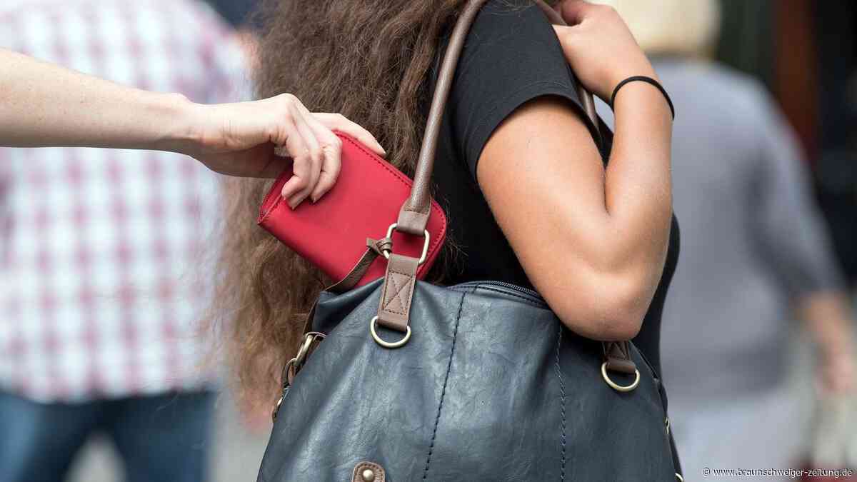 Taschendiebe in Helmstedt unterwegs – die Polizei warnt
