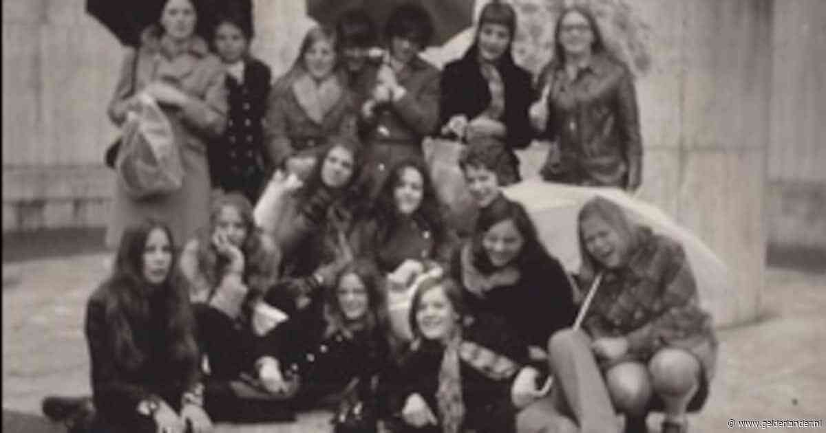 Lezers helpen lezers: Poppen voor de vrachtwagen en waar zijn de mensen op deze klassenfoto?