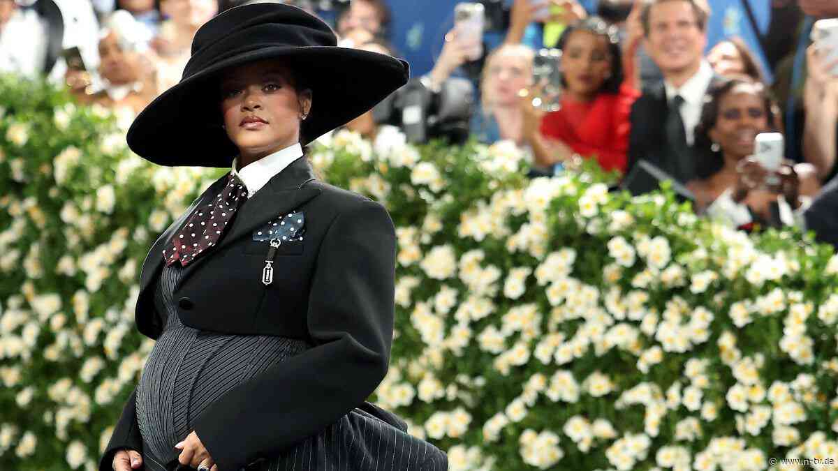 Auftritt in schrillem Outfit: Rihannas Babybauch zieht bei Met Gala alle Blicke auf sich
