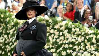 Auftritt in schrillem Outfit: Rihannas Babybauch zieht bei Met Gala alle Blicke auf sich