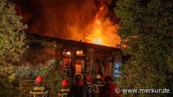 Lost Place in Bayern steht „lichterloh in Flammen“: Feuerwehr kann ihn nur noch abbrennen lassen