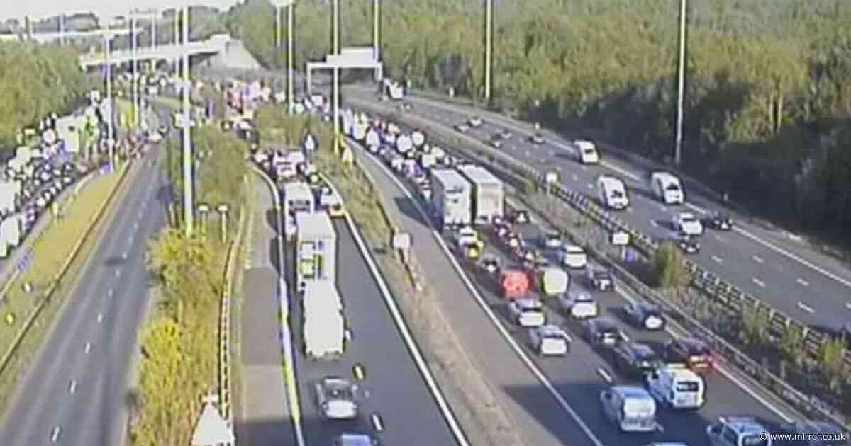 M60 traffic chaos as 'multi-vehicle crash' sparks 5 mile queues on major motorway