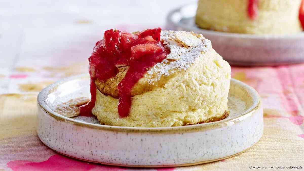 Japanische Soufflé-Pancakes mit Erdbeersalsa