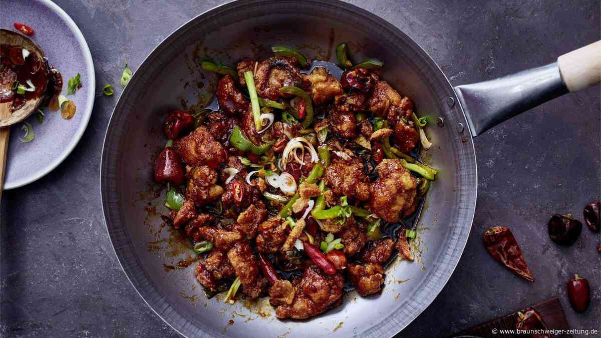 Mit Chilisoße überzogenes Knusperchicken aus dem Wok