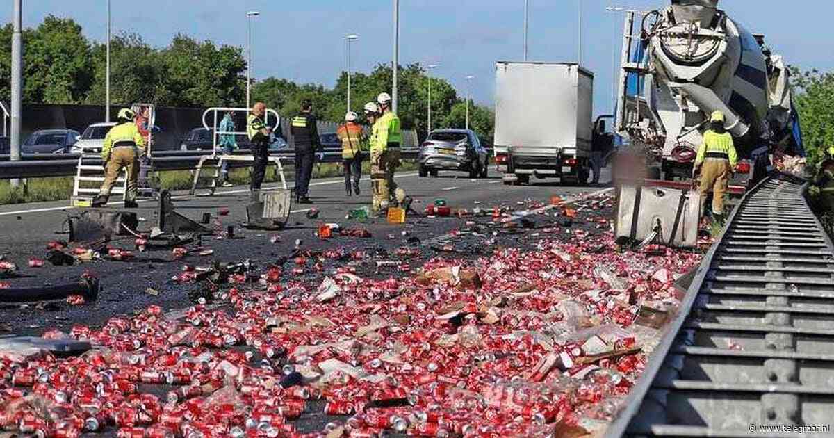 Dode door ongeval met twee vrachtwagens op A59 bij Heesch, wegdek vol met blikjes frisdrank en olie
