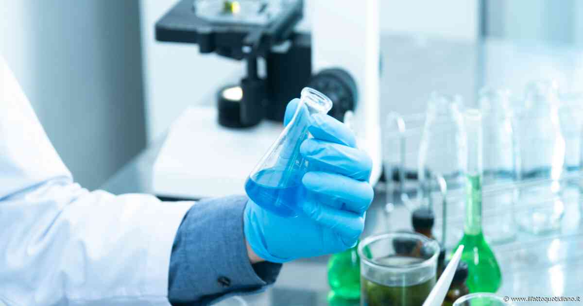 Trump, stop ai fondi sui virus modificati: “Proteggiamo dagli incidenti di laboratorio, come quello che ha causato Covid”