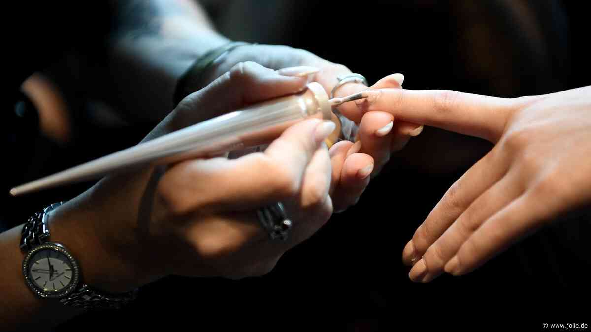 Nagellack-Trend 2025: "Galaxy Nails" heben sich von der Masse ab