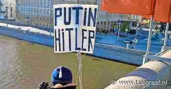 Man protesteert tegen Poetin tegenover het Kremlin, springt daarna van een brug