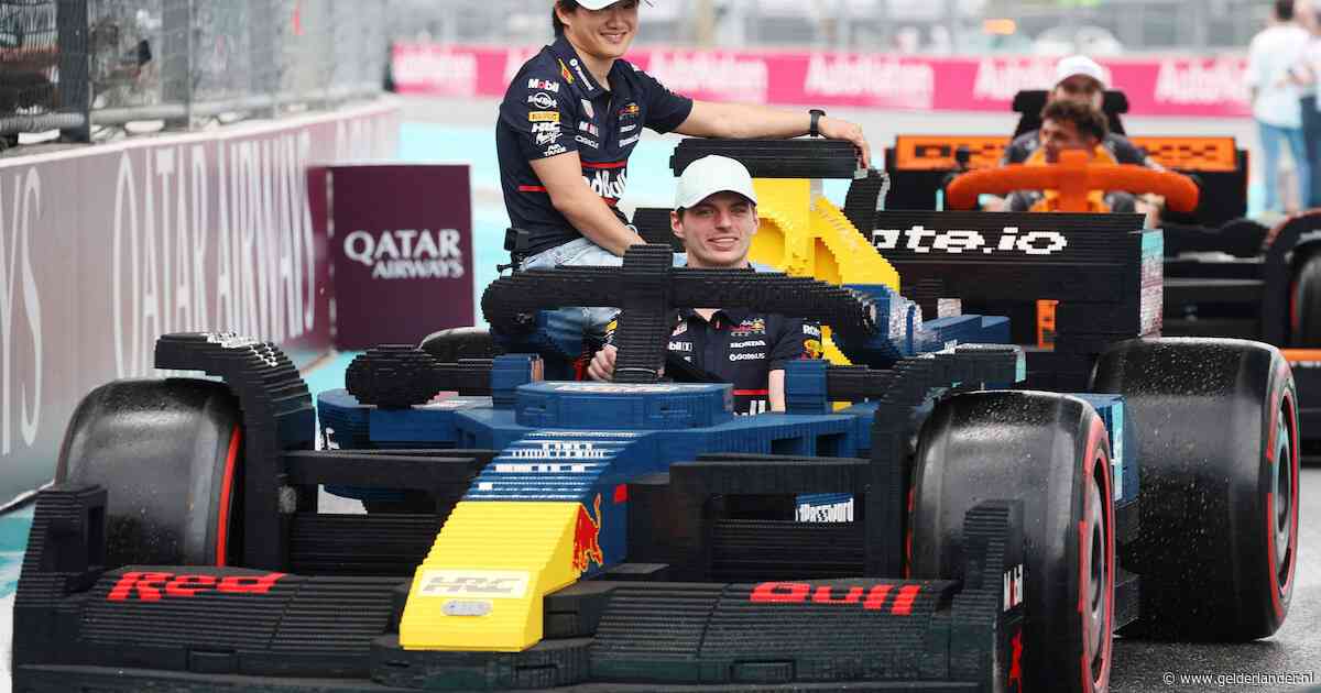 KIJK | Max Verstappen rijdt in F1-wagen van 400.000 LEGO-steentjes