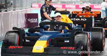 KIJK | Max Verstappen rijdt in F1-wagen van 400.000 LEGO-steentjes