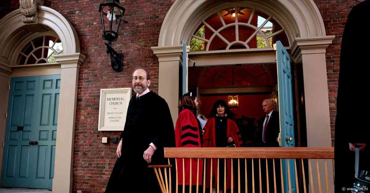 Terwijl hij strijdt met Trump moet de topbestuurder van Harvard ook zijn eigen universiteit bijeen zien te houden