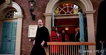 Terwijl hij strijdt met Trump moet de topbestuurder van Harvard ook zijn eigen universiteit bijeen zien te houden