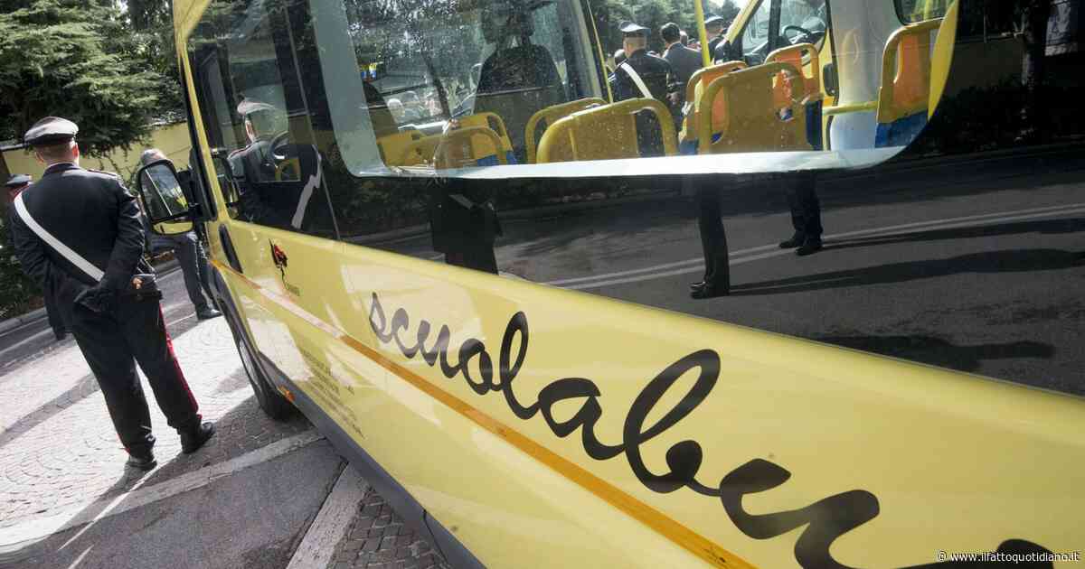 “Chi ha picchiato mio figlio?”, donna irrompe in uno scuolabus e prende “a schiaffi e pugni” i bambini