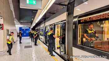 Politie houdt actie in premetrostation Schijnpoort: “Tien personen die illegaal in ons land verblijven gearresteerd”