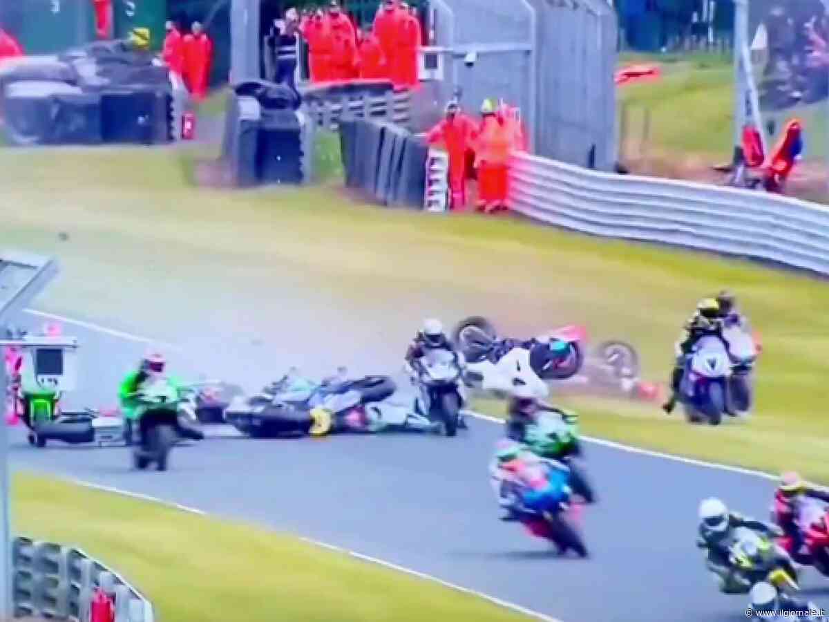Dramma in Superbike, due morti e cinque feriti dopo maxi caduta