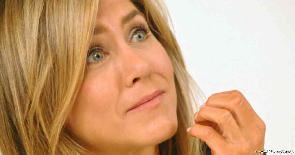 Sfonda i cancelli con l’auto ed entra nella casa di Jennifer Aniston: “Trattenuto fino all’arrivo della polizia”