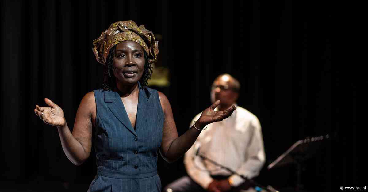 Dankzij de Surinaamse schrijver Anton de Kom krijgt in deze theatermonoloog een geadopteerde vrouw  een gevoel van thuis